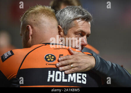 26. September 2019, AJ Bell Stadium, Salford, England; Betfred Super League Rugby, runde Eliminator 2, Salford Rote Teufel vs Castleford Tiger; Castleford Tiger Trainer Daryl Powell Konsolen Oliver Holmes. Credit: Dean Williams/News Bilder Stockfoto