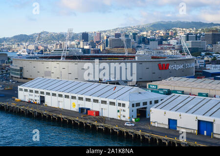 Westpac Stadium, neben CenterPort, der Hafen von Wellington, Neuseeland. Stockfoto