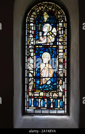 Der Westen Fenster der Marienkirche, Burnham Deepdale, Norfolk mit einem Engel und Pfanne im oberen Rahmen und Maria Magdalena in der zentralen Rahmen. Stockfoto