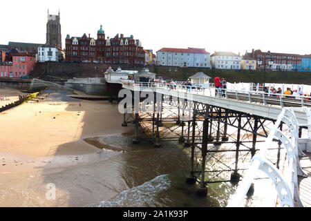 Blick auf Cromer, Norfolk, und dem 14. Jahrhundert Kirche St. Peter und Paul geweiht als von der Mole aus gesehen Stockfoto