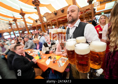 Stuttgart, Deutschland. 27 Sep, 2019. Eine Kellnerin serviert Bier zu Beginn des 174. Cannstatter Volksfest. Die "Wasen" ist das zweitgrößte Volksfest in Deutschland nach dem Oktoberfest in München und dauert vom 27. September bis 13. Oktober. Credit: Sebastian Gollnow/dpa/Alamy leben Nachrichten Stockfoto