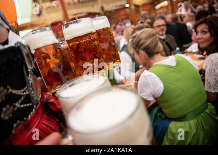 Stuttgart, Deutschland. 27 Sep, 2019. Eine Kellnerin serviert Bier zu Beginn des 174. Cannstatter Volksfest. Die "Wasen" ist das zweitgrößte Volksfest in Deutschland nach dem Oktoberfest in München und dauert vom 27. September bis 13. Oktober. Credit: Sebastian Gollnow/dpa/Alamy leben Nachrichten Stockfoto