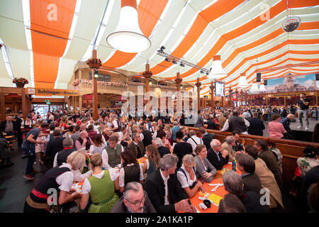 Stuttgart, Deutschland. 27 Sep, 2019. Besucher sitzen im Grandls Hofbräu Zelt" zu Beginn des 174. Cannstatter Volksfest. Die "Wasen" ist das zweitgrößte Volksfest in Deutschland nach dem Oktoberfest in München und dauert vom 27. September bis 13. Oktober. Credit: Sebastian Gollnow/dpa/Alamy leben Nachrichten Stockfoto