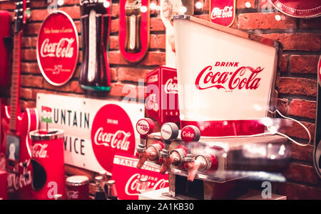 Bangkok, Thailand - 27. September 2019: Vintage Retro rot cocacola Dispenser Maschine und Vintage Retro Koks Schilder an Koks museum in Bang khen, Bangkok Stockfoto