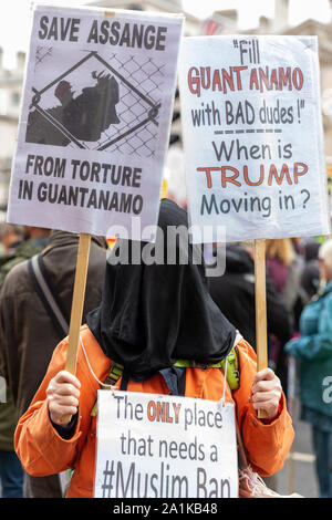 Ein Demonstrator hält zwei Banner oben an einem Anti Trump Protest in London am 4. Juni 2019, während der Präsident des Trump London besuchen. Stockfoto