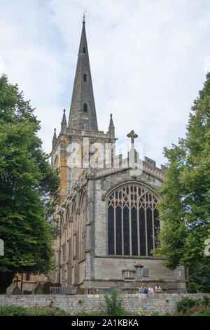 Kirche der Heiligen Dreifaltigkeit gesehen aus dem Fluss Avon in Stratford-upon-Avon GROSSBRITANNIEN Stockfoto