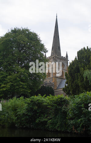 Kirche der Heiligen Dreifaltigkeit gesehen aus dem Fluss Avon in Stratford-upon-Avon GROSSBRITANNIEN Stockfoto