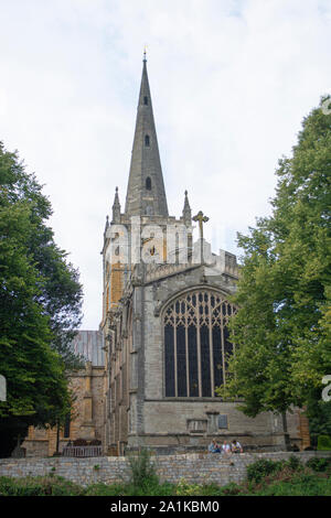 Kirche der Heiligen Dreifaltigkeit gesehen aus dem Fluss Avon in Stratford-upon-Avon GROSSBRITANNIEN Stockfoto