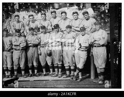 New York Giants. Obere Reihe (von links nach rechts): (teilweise verdeckt) Kunst Fletcher, George Burns, Kunst Wilson, Red Ames, Kunst Devlin, Christy Mathewson, Haken Wiltse, Grover Hartley. Untere Zeile: Beals Becker, John McGraw, Buck Herzog, Fred Merkle, Bert Maxwell, Doc Crandall, Gen Paulette und eine unbekannte Spieler (Baseball) Stockfoto