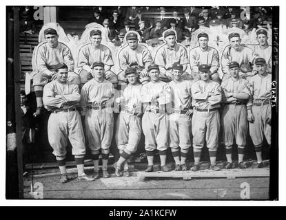 New York Giants. Obere Reihe (von links nach rechts): Rube Marquard, Larry Doyle, Josh Devore, Kunst Fletcher, George Burns, Kunst Wilson, Red Ames. Untere Zeile: Chief Meyers, Fred Snodgrass, Rot Murray, Arlie Latham, Beals Becker, John McGraw, Buck Herzog, Fred Merkle (Baseball) Stockfoto