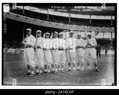 New York Giants öffnung Tag Line-up um die Polo Grounds [New York]. Von links nach rechts: Fred Snodgrass, Tillie Shafer, George Burns, Larry Doyle, Rot Murray, Fred Merkle, Buck Herzog, Chief Meyers (Baseball) Stockfoto