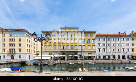 Juli 22, 2019 - Triest, Italien - Canal Grande, der Canale Grande, ist ein schiffbarer Kanal, der im historischen Zentrum von Triest Kreuze und erreicht das Meer Stockfoto