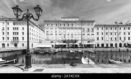 Juli 22, 2019 - Triest, Italien - Canal Grande, der Canale Grande, ist ein schiffbarer Kanal, der im historischen Zentrum von Triest Kreuze und erreicht das Meer Stockfoto