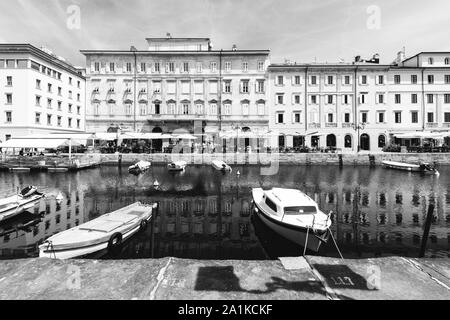 Juli 22, 2019 - Triest, Italien - Canal Grande, der Canale Grande, ist ein schiffbarer Kanal, der im historischen Zentrum von Triest Kreuze und erreicht das Meer Stockfoto