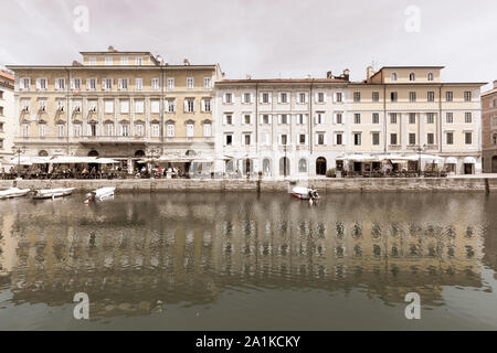 Juli 22, 2019 - Triest, Italien - Canal Grande, der Canale Grande, ist ein schiffbarer Kanal, der im historischen Zentrum von Triest Kreuze und erreicht das Meer Stockfoto