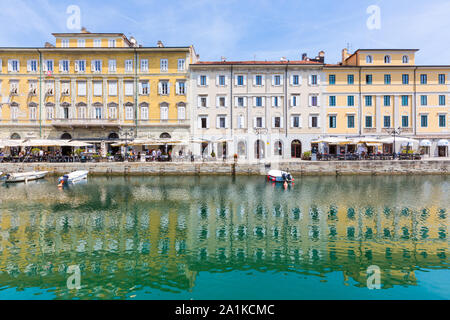 Juli 22, 2019 - Triest, Italien - Canal Grande, der Canale Grande, ist ein schiffbarer Kanal, der im historischen Zentrum von Triest Kreuze und erreicht das Meer Stockfoto