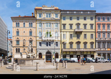 Juli 22, 2019 - Triest, Italien - Piazza Borsa, im historischen Zentrum von Triest Stockfoto