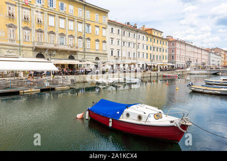 Juli 22, 2019 - Triest, Italien - Canal Grande, der Canale Grande, ist ein schiffbarer Kanal, der im historischen Zentrum von Triest Kreuze und erreicht das Meer Stockfoto