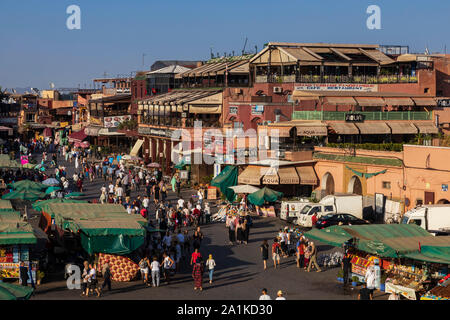 Besetzt Platz Jemaa el-Fna mit Café de France, Marktstände und Menschen im Abendlicht, Marrakesch, Marokko, Nordafrika Stockfoto