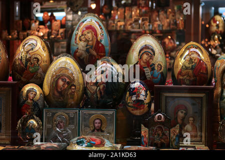 Bemalte Eier mit religiösen Themen in einem Prager Storefront Stockfoto