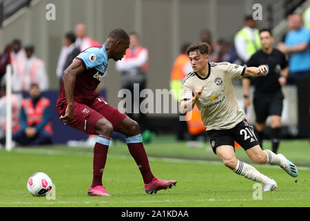 Daniel James von Manchester United dreht sich innen Ivss Diop von West Ham United - West Ham United v Manchester United, Premier League, London Stadium, London (Stratford), Großbritannien - 22 September 2019 Editorial nur verwenden - DataCo Einschränkungen Stockfoto