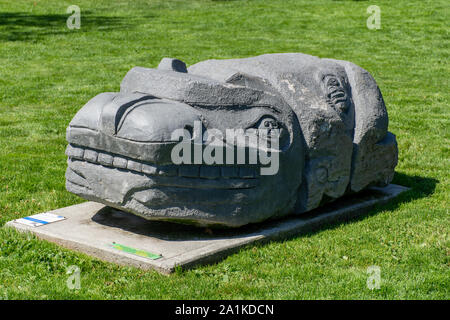 'Whistler, British Columbia/Kanada - 08/07/2019: Whistler Großvater Bär First Nations Kunst Statue in Meadow Park im Sommer Sonne' Stockfoto