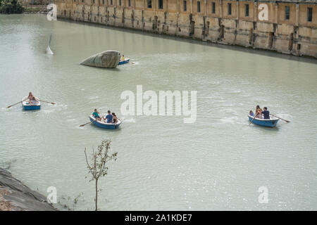 Boote auf dem Fluss Segura in der Stadt Murcia in Spanien Stockfoto