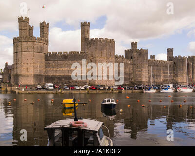 Caernarfon Castle Festung - Palast am Ufer des Flusses Seiont eine von Edward I der Gruppe der Burgen und Schlösser in Nord Wales Stockfoto