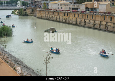 Boote auf dem Fluss Segura in der Stadt Murcia in Spanien Stockfoto