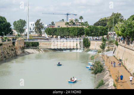 Boote auf dem Fluss Segura in der Stadt Murcia in Spanien Stockfoto