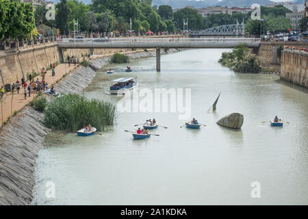 Boote auf dem Fluss Segura in der Stadt Murcia in Spanien Stockfoto