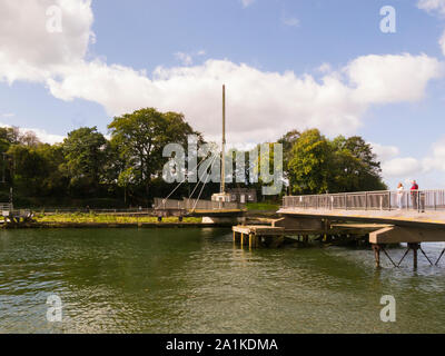 Blick über den Fluss Seiont zu Aber Swing Bridge öffnen Yacht aus Kai Gwynedd Caernarfon North Wales UK zu lassen. Stockfoto