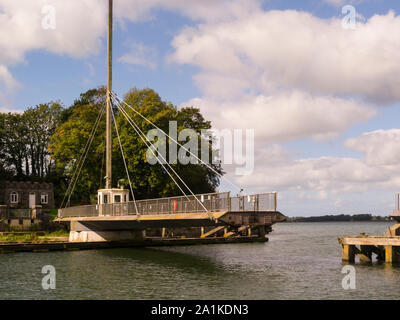 Aber Swing Bridge schließen über den Fluss Seniont Gwynedd Caernarfon North Wales UK an einem schönen Tag im September wetter Stockfoto