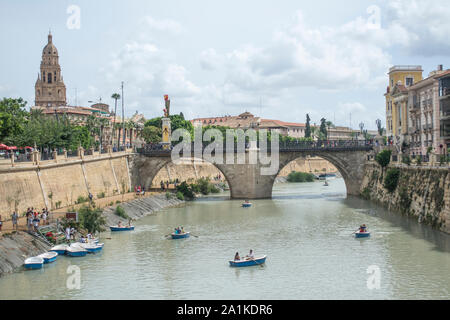 Boote auf dem Fluss Segura in der Stadt Murcia in Spanien Stockfoto