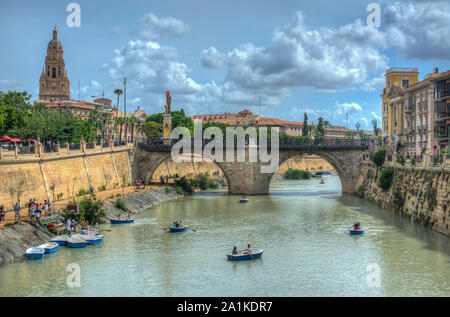 HDR-Bild der Boote auf dem Fluss Segura in der Stadt Murcia in Spanien Stockfoto