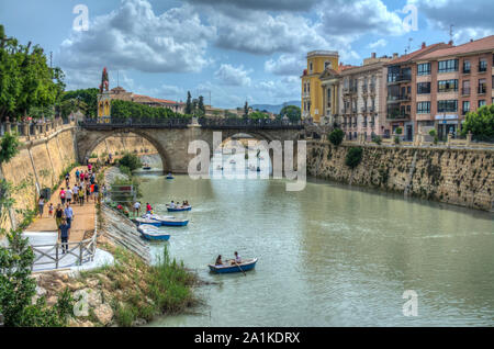 HDR-Bild der Boote auf dem Fluss Segura in der Stadt Murcia in Spanien Stockfoto