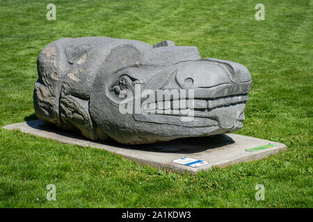 Nahaufnahme der Whistler Großvater Bär First Nations Kunst Statue in Meadow Park im Sommer Sonne Stockfoto