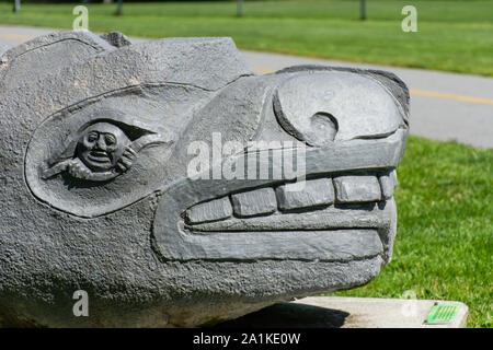 'Whistler, British Columbia/Kanada - 08/07/2019: Nahaufnahme der Whistler Großvater Bär First Nations Kunst Statue in Meadow Park im Sommer Sonne' Stockfoto