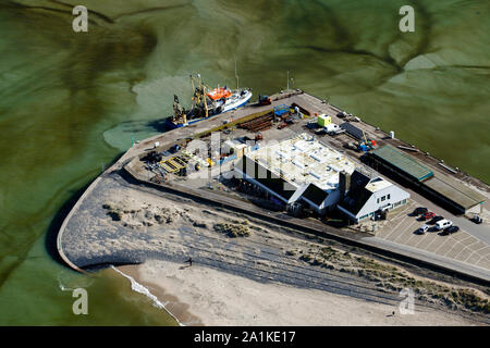 Luftbild von einem Fischerboot im Hafen von Scheveningen Stockfoto