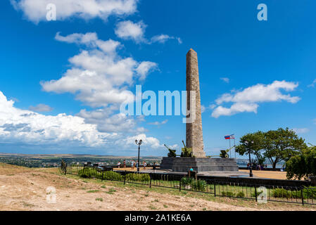 Kertsch, Russland - 5. AUGUST 2019: Ansicht des antiken Obelisken auf Mithridat mount in Kertsch. Sudak gilt als eine der ältesten Städte auf der Krim Stockfoto