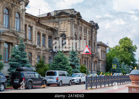 Kertsch, Russland - 5. AUGUST 2019: Außenansicht der schönen antiken Gebäude in Kertsch und Autos vor es geparkt. Sudak ist einer der am meisten angesehen Stockfoto