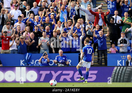 James Maddison von Leicester City feiert Wild mit Fans nach dem Scoring das Siegtor, 2-1 - Leicester City v Tottenham Hotspur, Premier League, King Power Stadion, Leicester, Großbritannien - 21 September 2019 Editorial nur verwenden - DataCo Einschränkungen Stockfoto