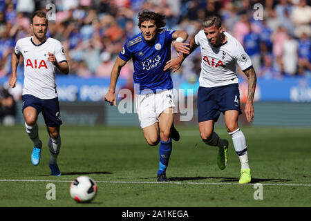 Caglar Soyuncu von Leicester City Schlachten mit Toby Alderweireld von Tottenham Hotspur - Leicester City v Tottenham Hotspur, Premier League, King Power Stadion, Leicester, Großbritannien - 21 September 2019 Editorial nur verwenden - DataCo Einschränkungen Stockfoto