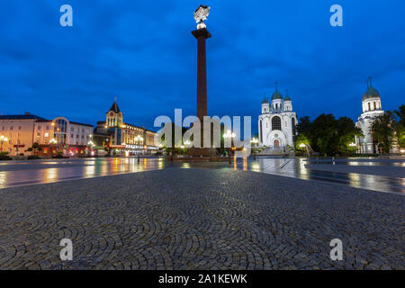 Platz des Sieges in Kaliningrad. Russische Emblem auf der oben in der Spalte. Kaliningrad, Oblast Kaliningrad, Russland. Stockfoto