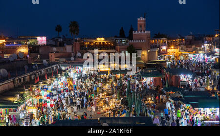 Menschen in Jemaa el-Fna bei Dämmerung, Marrakesch, Marokko, Nordafrika Stockfoto
