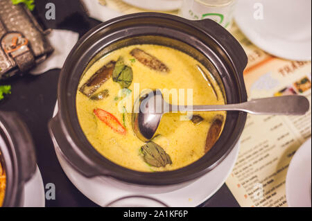 Thai Food Chicken Green auf dunklem Hintergrund Curry. top View Stockfoto