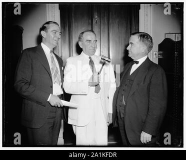 Neue Hammer für Lautsprecher als Haus nähert sich der vertagung. Washington, D.C., am 15. Juni. Ein Hammer aus Ebenholz und birchwood durch die Urenkel von David Crockett, Texas Pioneer gemacht, wurde der Sprecher des Hauses William B. Bankhead heute von zwei der Einsame Vertreter vorgestellt, Rep. Albert Thomas, (links) und Rep. Nat Patton (rechts), 6/15/38 Stockfoto