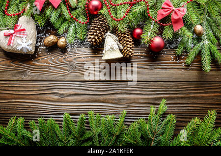 Flach Weihnachten Grenze Hintergrund von Zweigen, Kugeln und handgefertigte Dekorationen mit copy-Raum Stockfoto