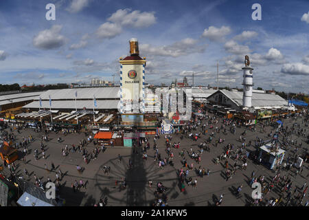 27. September 2019, Bayern, München: die Theresienwiese mit dem Paulanerturm (M) kann vor einem weiß-blauen Himmel auf der Wiesn im schönen, sonnigen Wetter aus dem Bayern-Tower gesehen werden. Das größte Volksfest der Welt dauert bis zum 6. Oktober. Foto: Felix Hörhager/dpa Stockfoto