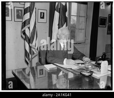 Neuer Leiter des Amerikanischen Roten Kreuzes. Washington, D.C., den 13. April. Norman H. Davis, von New York und Herr Roosevelt Botschafter zu groß, hat der Vorsitzende des Amerikanischen Roten Kreuzes wurde von Präsident Roosevelt ernannt. Bild an seinem Schreibtisch beim Roten Kreuz heute, wenn er seine Pflichten angenommen, er folgt Ende der Adm. Cary [..] Grayson, 4/13/38 Stockfoto